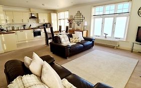 Shore Thing Beachfront Apartment Ramsgate - Sleeps 4